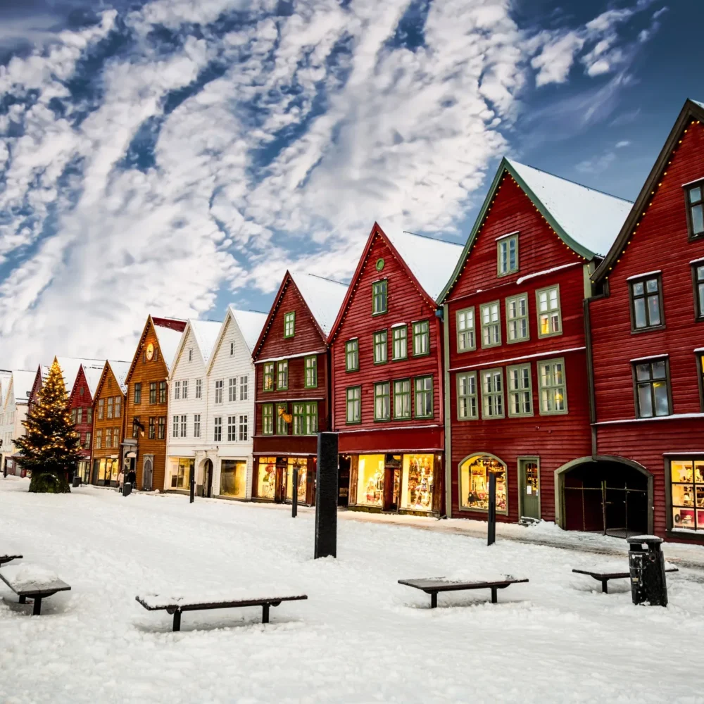 slynna-ulica-bryggen-z-drewnianymi-kolorowymi-domami-w-berge_shutterstock_312358982 BERGEN ZIMĄ (NORWEGIA)