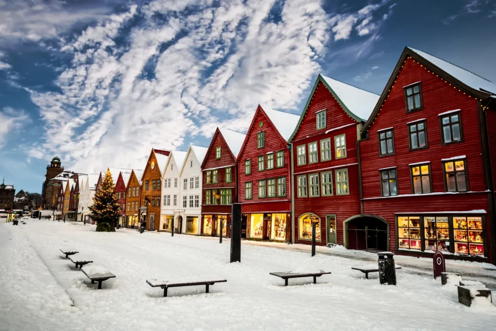 slynna-ulica-bryggen-z-drewnianymi-kolorowymi-domami-w-berge_shutterstock_312358982 BERGEN ZIMĄ (NORWEGIA)