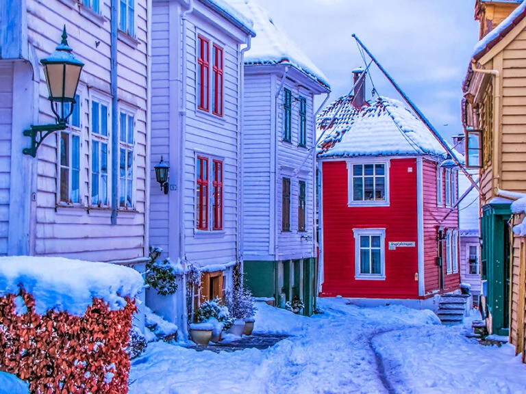 snowy-street-in-bergen-768x576.jpg BERGEN ZIMĄ (NORWEGIA)