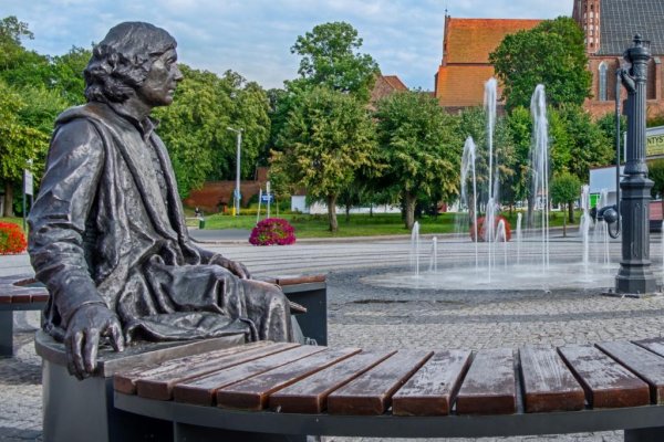 Frombork_rynek-1-600x400 FROMBORK NA LUZIE - HISTORIA, WIDOKI I DREZYNOWY ODJAZD!