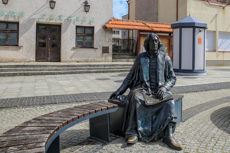 Stary-Rynek-Frombork-pomnik-mikolaja-Kopernika FROMBORK NA LUZIE - HISTORIA, WIDOKI I DREZYNOWY ODJAZD!